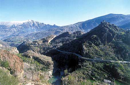 La Dora può svoltare a sud nelle gole di Montjovet, dove la roccia di serpentino è tagliata in grandi pareti verticali.Una di queste superfici di scorrimento è illuminata dal sole verso il centro della foto. Il castello medievale di St.-Germain ed il taglio della strada settecentesca evocano alcune fasi storiche in cui la nostra civiltà si è misurata con la forza delle rocce e del fiume.