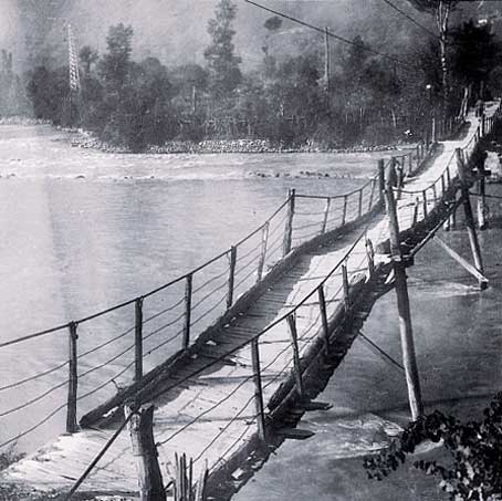 Le vieux pont sur la Doire entre Verrès et Issogne avant la reconstruction de 1936.