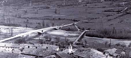 Villefranche en 1951.Le vieux pont en bois avec,à côté,le superbe pont neuf (Archives BREL.Fonds O.Bérard).