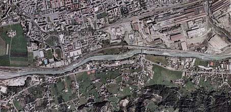 Aosta e la Dora Baltea. (Aut.S.M.A.1-658 del 10/11/1997). Ripresa aerea stereoscopica Compagnia Generale Ripreseaeree S.p.A.-Parma ©