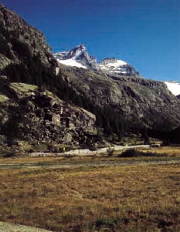 Il pianoro di Pont (Valsavarenche) con lo sfondo della Becca di Monciair e dei Denti del Broglio.