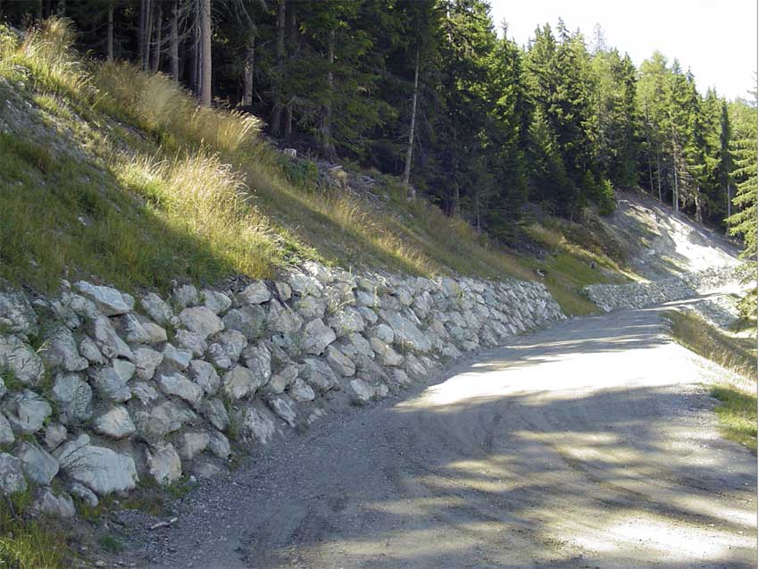 Scogliere lungo la pista forestale di Bois de Combes a Gignod (2008).