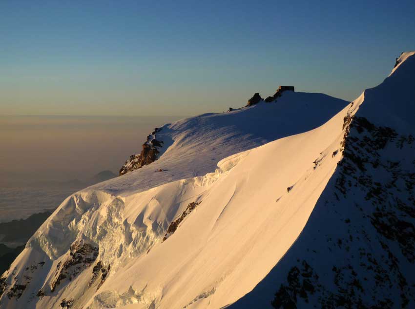 Una suggestiva immagine della Capanna Margherita (Monte Rosa).