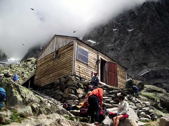 Il piccolo Rifugio Charpoua, ai piedi dell'Aiguille Verte e del Dru.