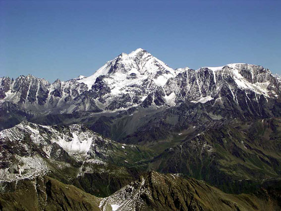 Il Grand Combin e il Colle del Gran San Bernardo, visti dalla cima del della Grande Rochère.