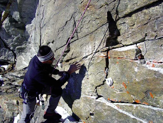 Installazione di dataloggers per la caratterizzazione del regime termico di ammassi rocciosi a valle della Capanna Carrel (m 3855) lungo la Cresta del Leone al Cervino.
