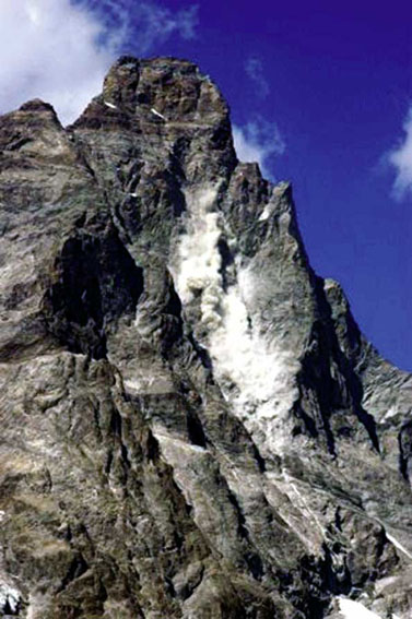 I continui crolli di roccia registrati nell'estate 2003 al Cervino hanno imposto l'adozione di misure cautelative nella pratica dell'attività alpinistica.