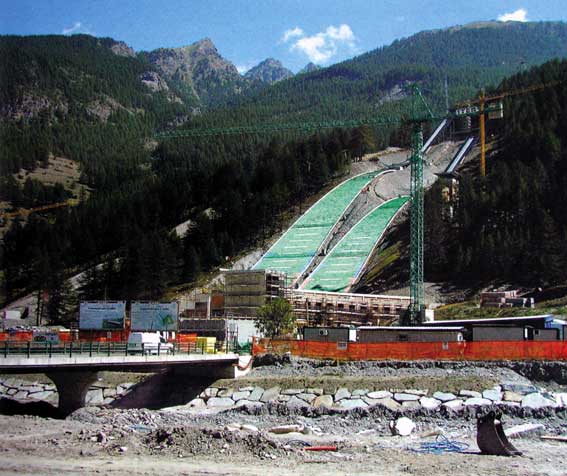 Il cantiere del trampolino per il salto a Pragelato, estate 2004.