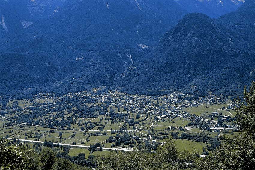 Vista del conoide di Fénis prima dell'alluvione del 2000.