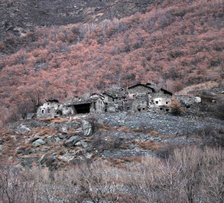 Il villaggio abbandonato di Barme, tra Chambave e Châtillon.