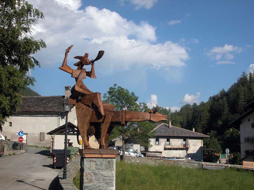 Une sculpture en bois à Etroubles.