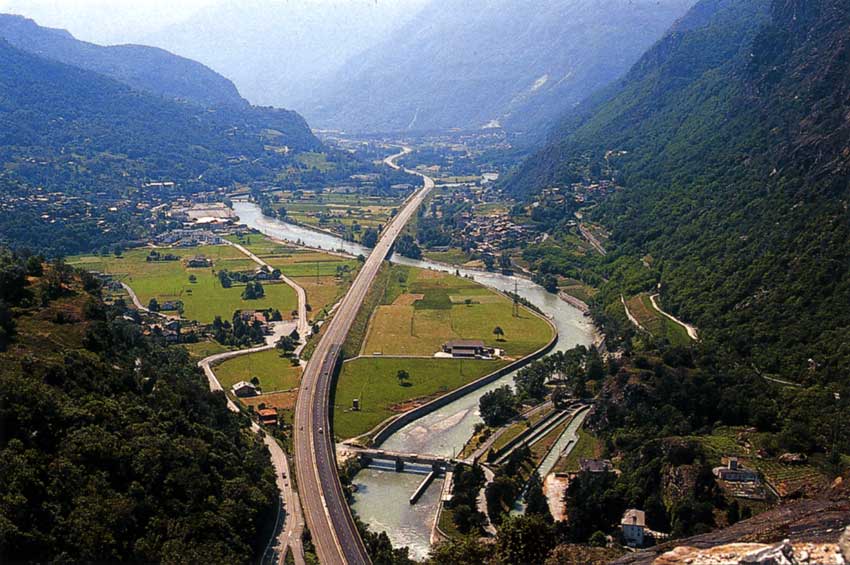 Le infrastrutture e strutture urbane tagliano il terreno mettendo a rischio le relazioni ecologiche.