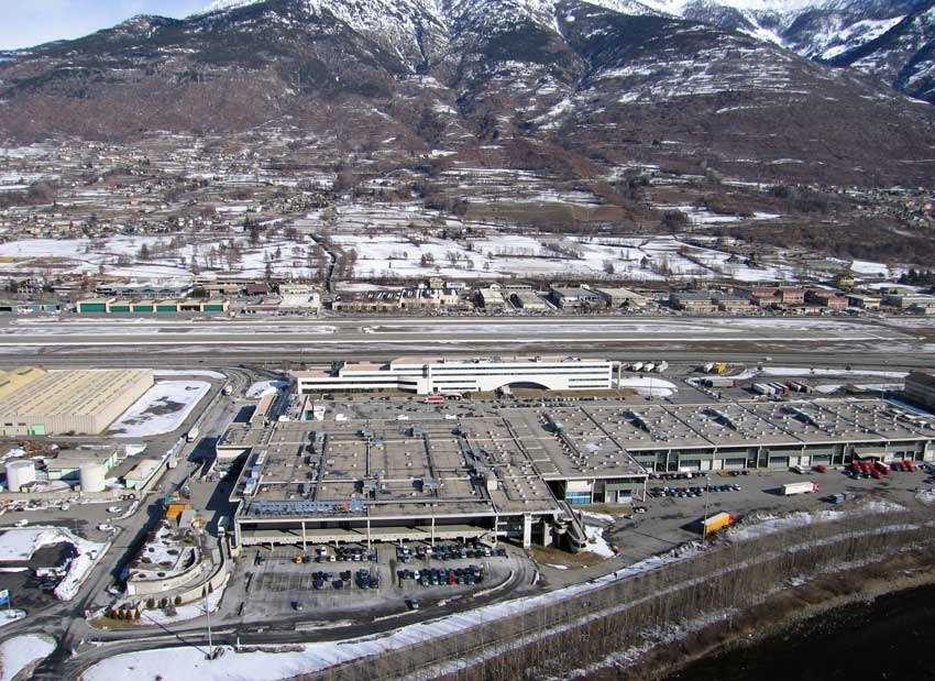 I poli commerciali di Quart (Amérique) e Pollein separati dalla pista dell'aeroporto.