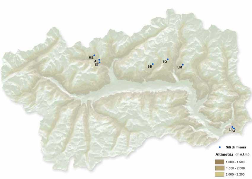 A lato, figura 2, localizzazione dei siti di misura e delle fasce altimetriche in cui si collocano. In basso, figura 3, immagini MODIS in cui sono rappresentati i valori di NDVI (Normalized Difference Vegetation Index) in corrispondenza di periodi di riposo vegetativo (gennaio) e massima attività vegetativa (agosto). 