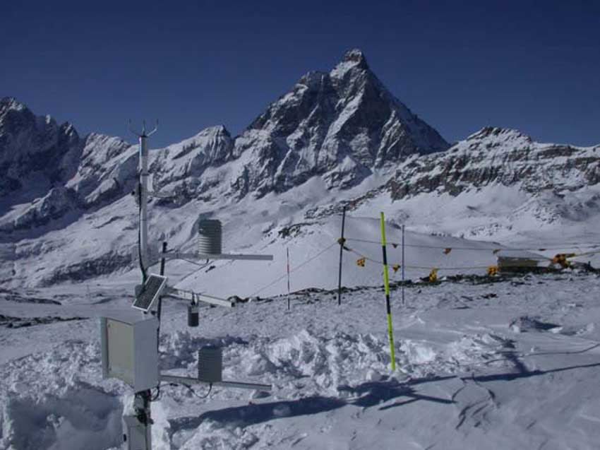 Figura 4, sito di monitoraggio del permafrost e stazione meteorologica (in primo piano) presso il Colle nord di Cime Bianche.