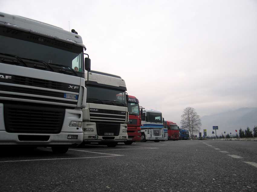 Alcuni tir sostano in un’area di servizio dell’autostrada.