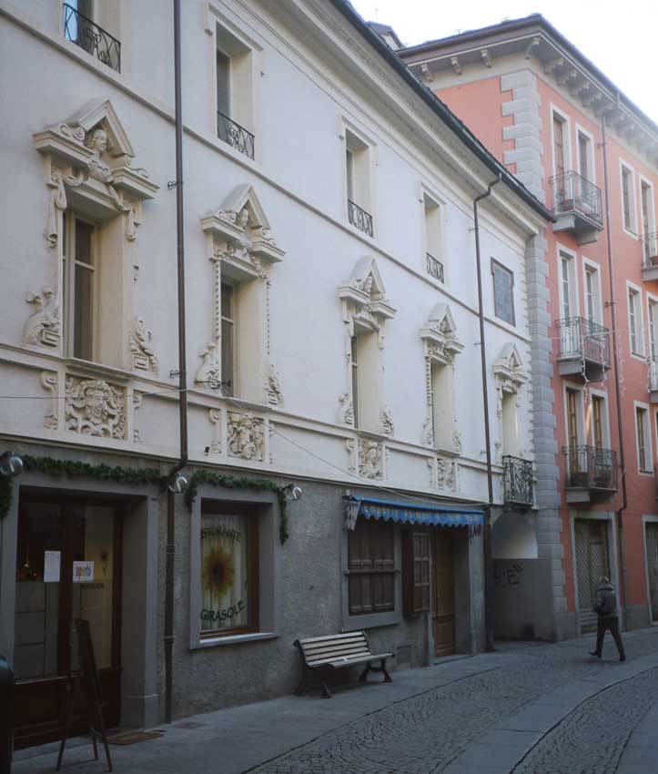 Un dettaglio del Palazzo Nicole de Bard, in via De Sales.