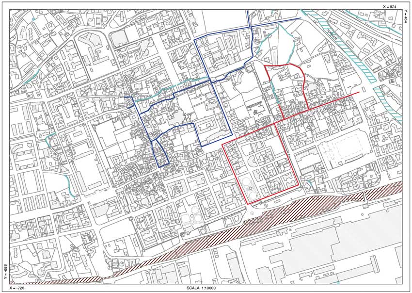 La pianta della città di Aosta: in rosso il percorso della Rive du Bourg, in blu quello della Rive de la Ville. L’area tratteggiata color amaranto rappresenta la ferrovia, mentre il colore azzurro indica corsi d’acqua e canali a cielo aperto.