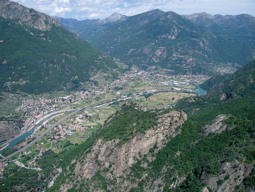 Uno sguardo sul territorio urbanizzato della bassa Valle d’Aosta.