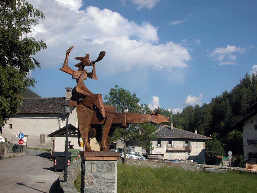 Una scultura a Etroubles (progetto “A Etroubles avant toi sont passés”).