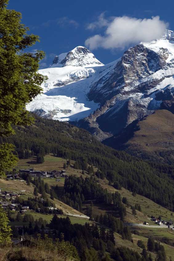 Uno scorcio dell’alta Val d’Ayas, con Polluce e Castore.