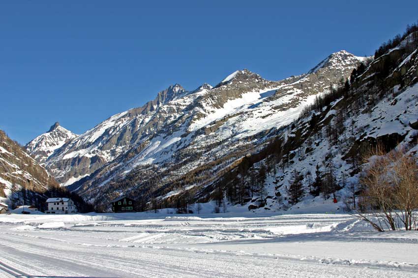 Un’immagine invernale di Pont, nel cuore del Parco Nazionale del Gran Paradiso.