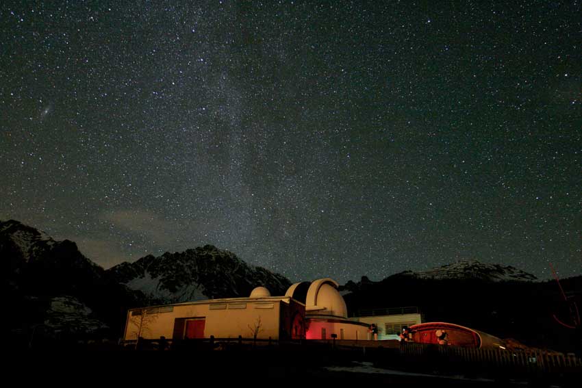 Una suggestiva immagine notturna dell’osservatorio astronomico di Saint-Barthélemy.