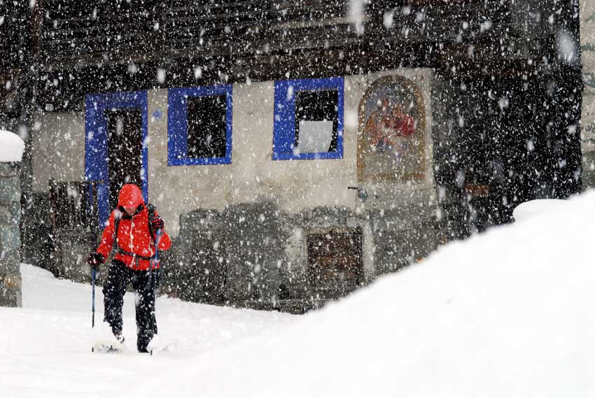 Alla scoperta del villaggio di Mascognaz (Val d’Ayas), con le racchette sotto una fitta nevicata.