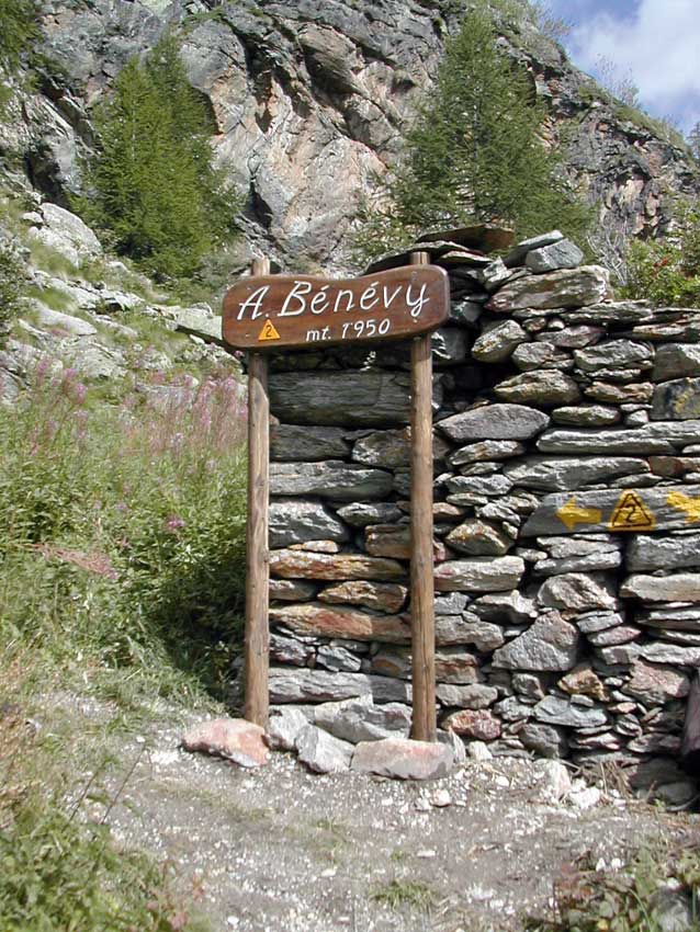 Segnaletica verticale in legno nei pressi dell’Alpe Bénévy (Valgrisenche).