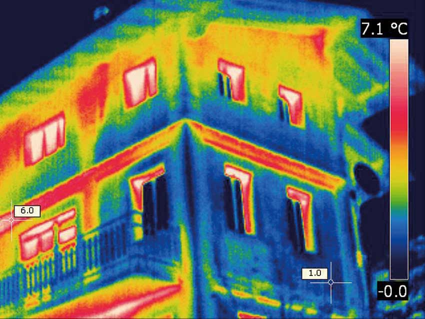 Dispersioni termiche di un edificio costruito negli anni ’60, privo di isolamento.