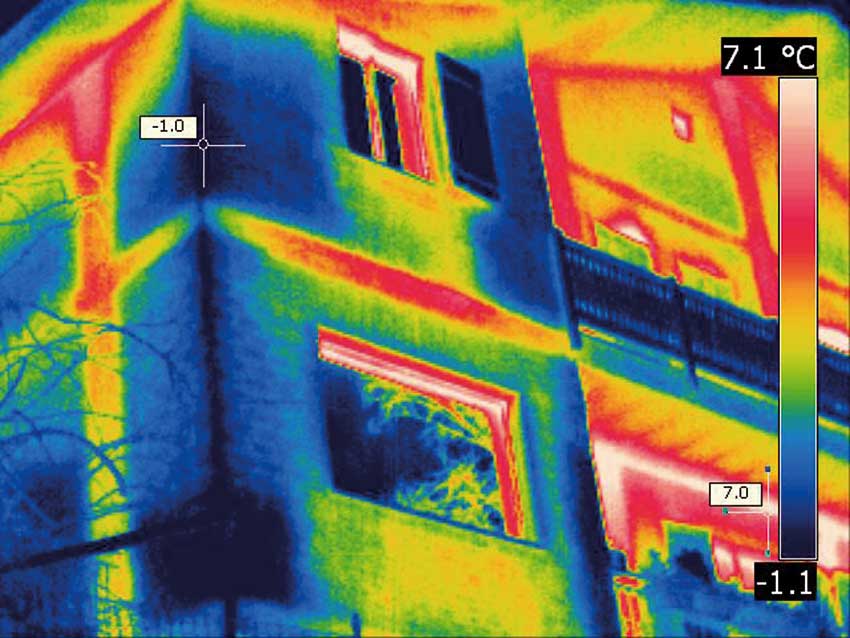 Dispersioni termiche di un edificio costruito nei primi anni ‘70, privo di isolamento.