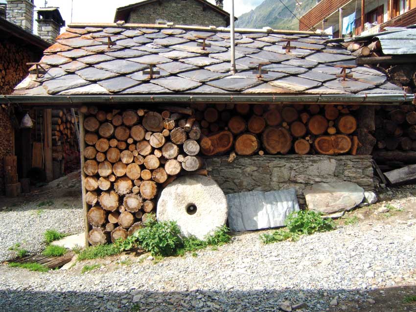 Mulino ad acqua a Lignod posizionato in serie lungo il corso del torrente che scende da Barmasc.