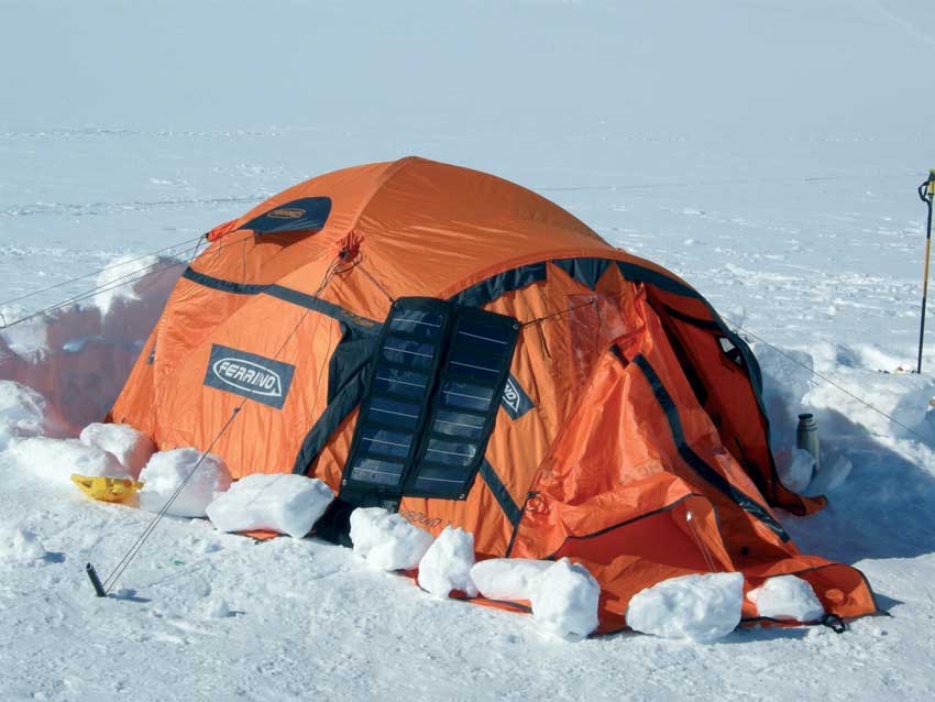 Alcuni dei pannelli solari portatili - appoggiati su una tenda - utlizzati in Antartide.