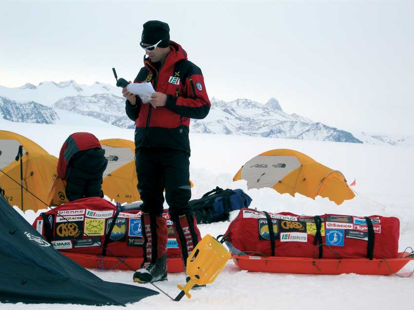 Utilizzo del telefono satellitare in Antartide.