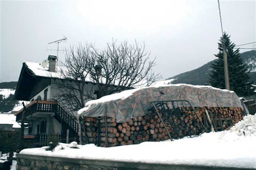 Edificio anni ’80 con la sua scorta di legname per l’inverno.