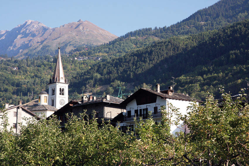 Un particolare del campanile di La Salle.