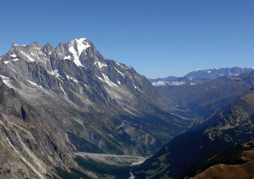 La Val Ferret dominata dalle Grandes Jorasses.