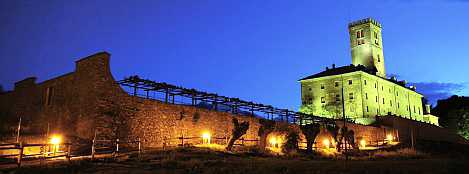 Vista notturna del castello di Sarre.
