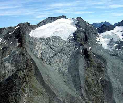 Il Ghiacciaio del Timorion il 7 settembre 2009 in occasione della misura “intermedia” dell’ablazione. Si notano i due apparati morenici laterali, corrispondenti al limite del ghiacciaio nella piccola età glaciale, e il bedrock progressivamente messo a giorno dal ritiro del ghiacciaio.