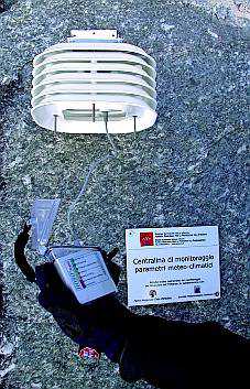 Sensore per la misura della temperatura e umidità relativa dell’aria installato in prossimità del ghiacciaio. Un secondo sensore è installato a 3150 m, in corrispondenza della fronte.