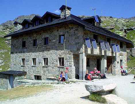 Il rifugio Chabod, in Valsavarenche.