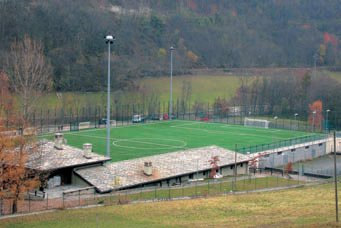 Vista generale del campo di calcio a Roisan.