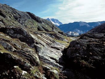 L’ultima rampa di strada tagliata nella roccia prima del Colle del Gran San Bernardo.