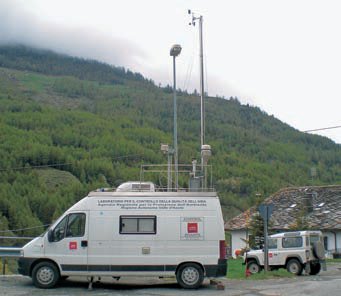Laboratorio mobile installato presso il bivio SS27, a Echevennoz Dessous.