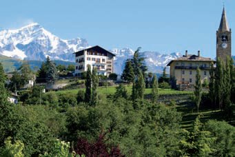 La chiesa di Gignod con lo sfondo del Grand Combin.