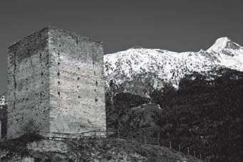 La torre medievale di Gignod con lo sfondo della Becca di Viou.