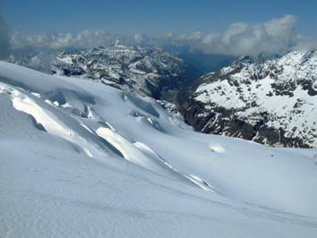 La neve contribuisce in modo preponderante alle portate dei torrenti alpini; nel bacino di Place Moulin la presenza di ghiacciai rappresenta un ulteriore elemento di riserva da monitorare nel prossimo futuro.