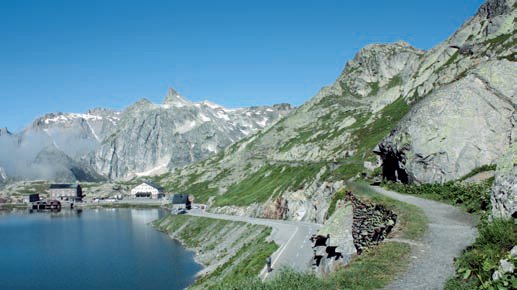 Tratto della Via Francigena che costeggia il lago del Gran San Bernardo.