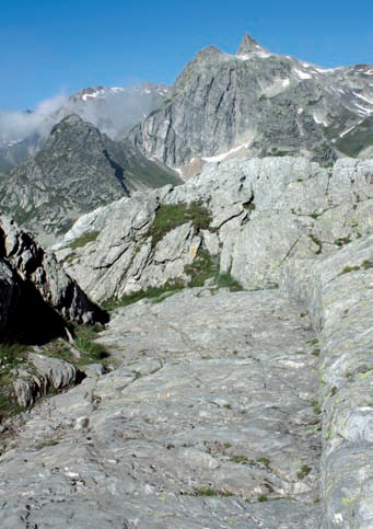 Tratto della Via consolare delle Gallie tagliato nella roccia in uscita dal Plan de Jupiter.