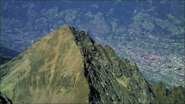 Vista dall’alto sulla piramide della Becca di Nona, che si trova sul territorio del Comune di Charvensod.